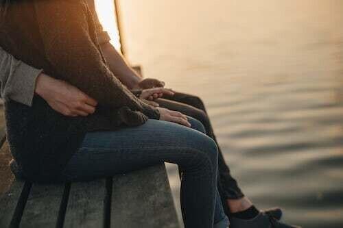 おでこにキスする男性があなたを本命だと思ってる態度や行動