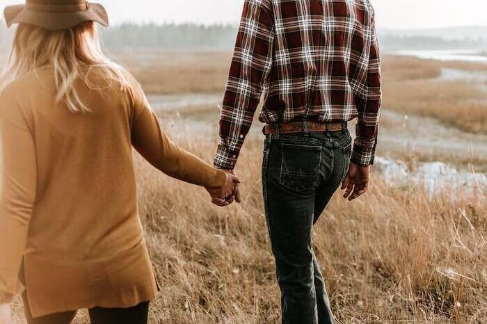 女性にお金を払わせる男性が脈なしの場合の態度や行動