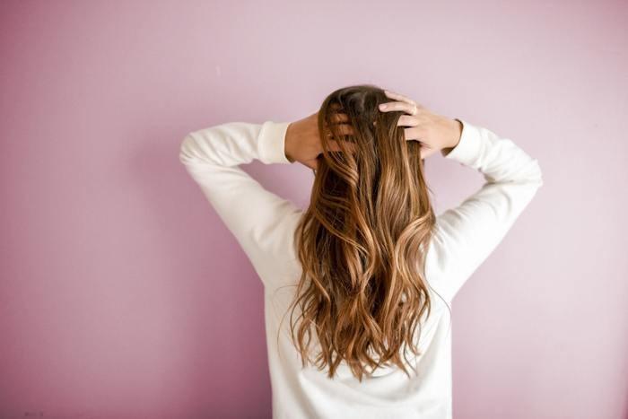 1-①ロングヘアーを髪をかきあげる