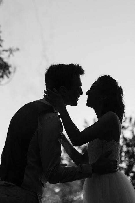 結婚した元彼とどうしても復縁したい！どのような行動が必要？