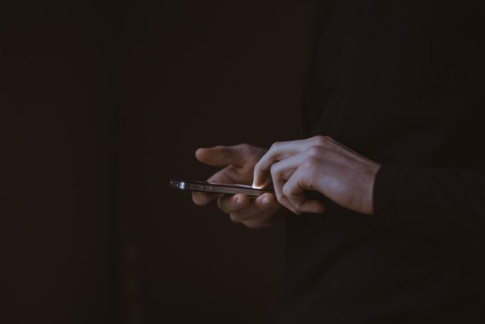 2)スマホの画面をあまり見せなくなる