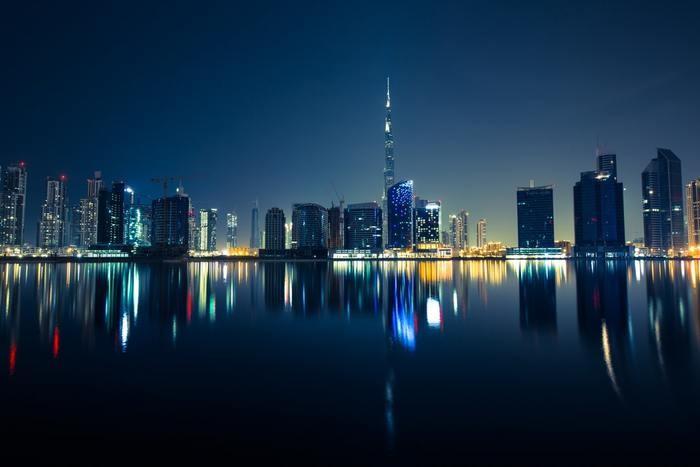 ホテルで夜景を見ながら