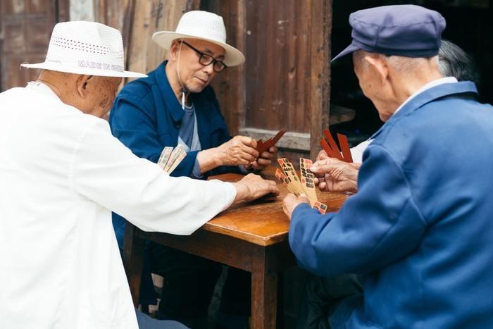 パターン別に夢占い。老人が出てくる夢の意味/心理を解説