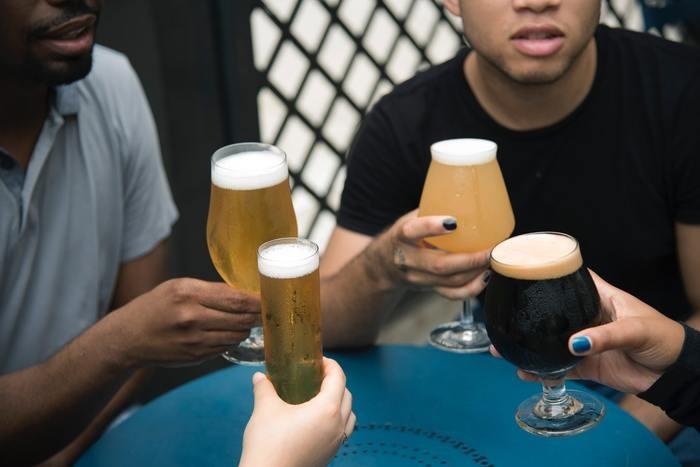 いきなり飲み会で隣に座る男性心理ってどうなんだろう？