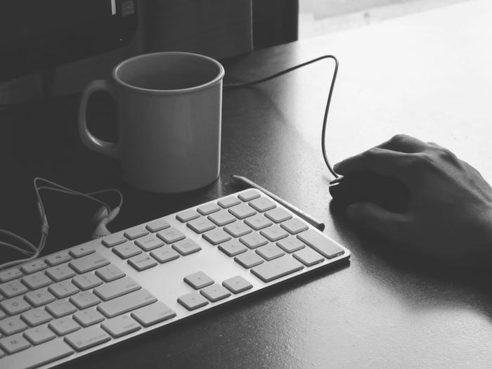 仕事について占った時にソードの5が逆位置で出た時の基本的な意味