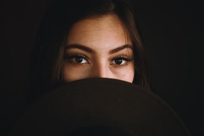 上がり眉の人は、人相占いではどういう性格？
