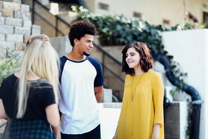 「付き合ってます」と周囲に紹介