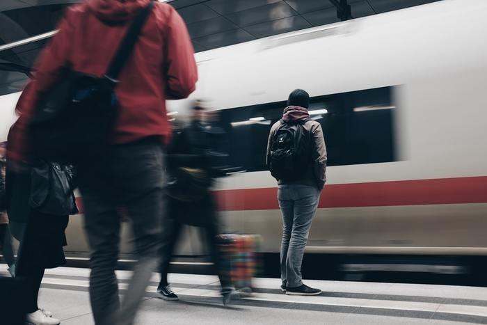 偶然を装って同じ電車に乗るなど、一緒に帰ろうとする