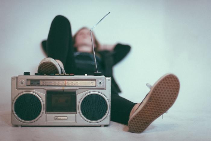 テンションのあがるロック調の音楽を聴く