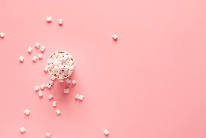 お菓子や飲み物などを差し入れ、同じものを一緒に食べる