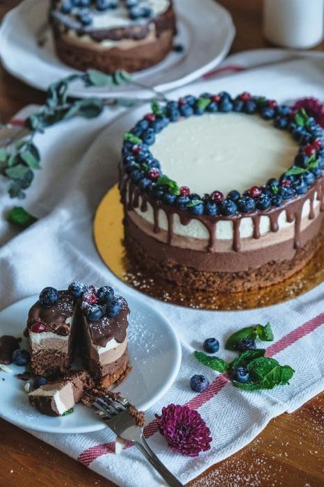 ホールケーキを食べる