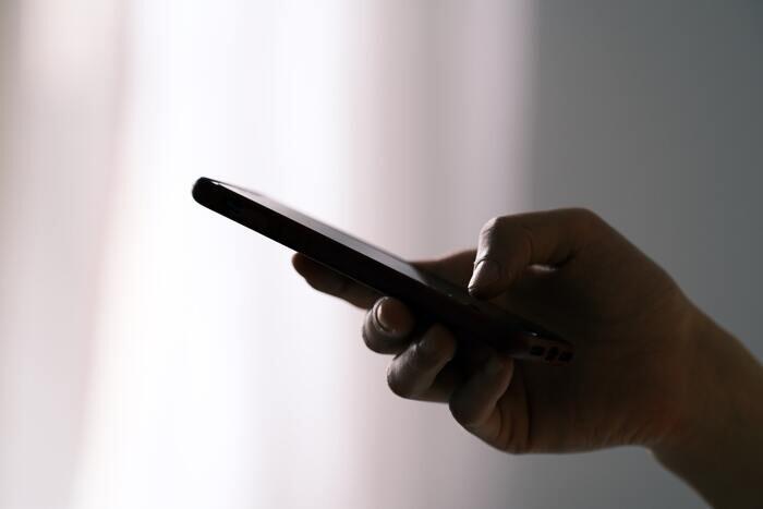 既婚者男性から独身女性に毎日LINEをするのは好意？遊び？男性心理と対応方法