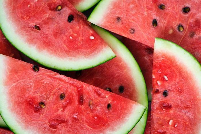 パターン別に夢占い。スイカが出てくる夢の意味/心理を解説
