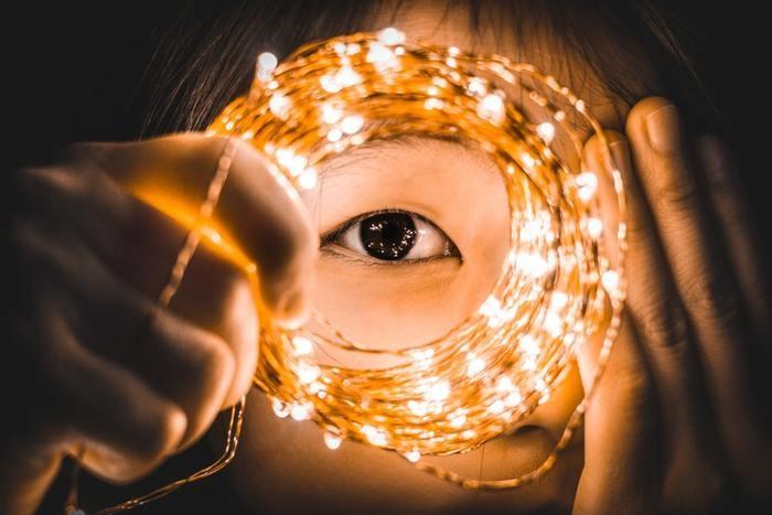 目の小さい人は、人相占いではどういう性格？