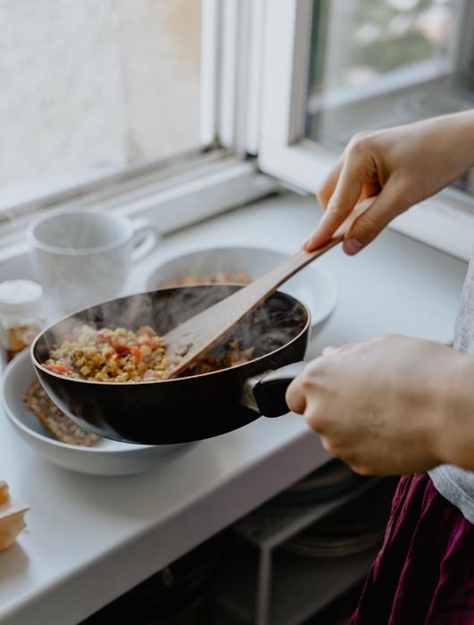 7)家のことはいつも通りやる。女性なら特に料理