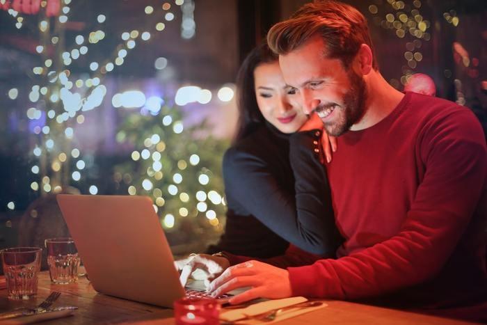 同僚と恋愛するのはあり？同僚と付き合うメリット・デメリットとは？