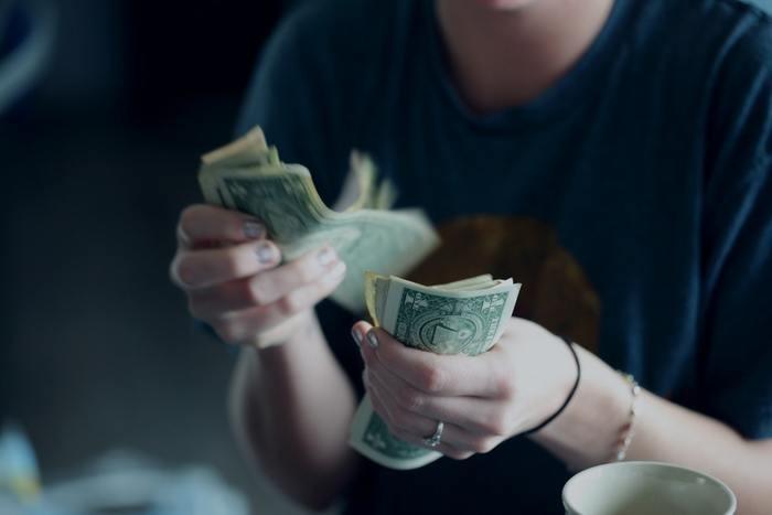 9）男性が本命彼女だけにする行動：お金を出してくれる