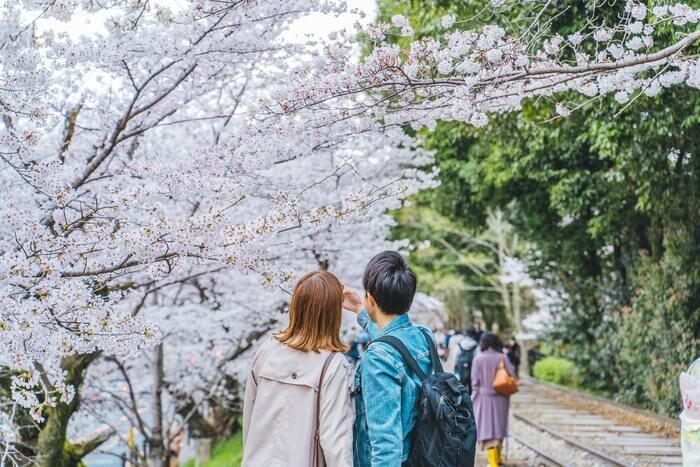 年下独身男性が既婚女性に本気の時に取る行動と態度