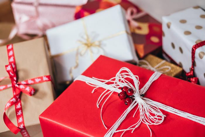 女からクリスマスプレゼントを送りたい。喜んでもらえるアイテムは？