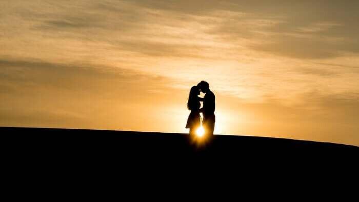 既婚男性の好意がバレバレ！好きな女性に取る態度