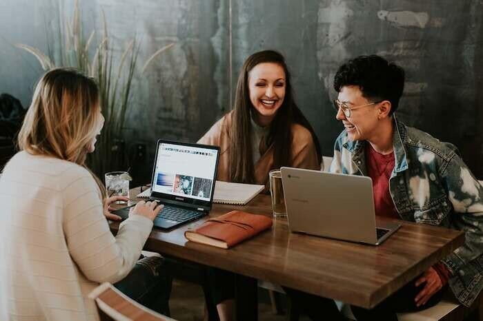 職場に好きな人がいると休み明けが待ち遠しい！久しぶりに会えた彼との距離の縮め方