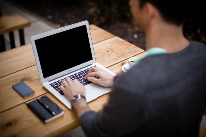 男性が未読スルーをする心理とは？実は駆け引きの可能性も！？