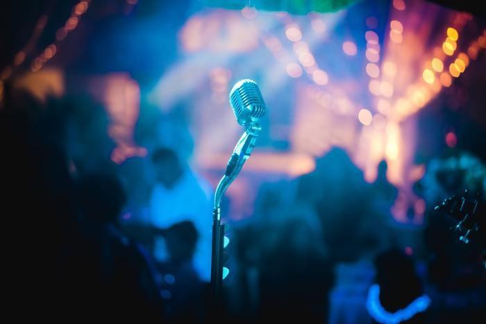付き合う前のカラオケデートってあり？注意点やおすすめの曲をご紹介！