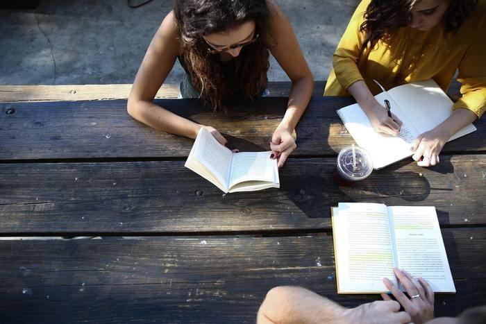 3)好きな人のクラスの友達に教科書を借りに行く