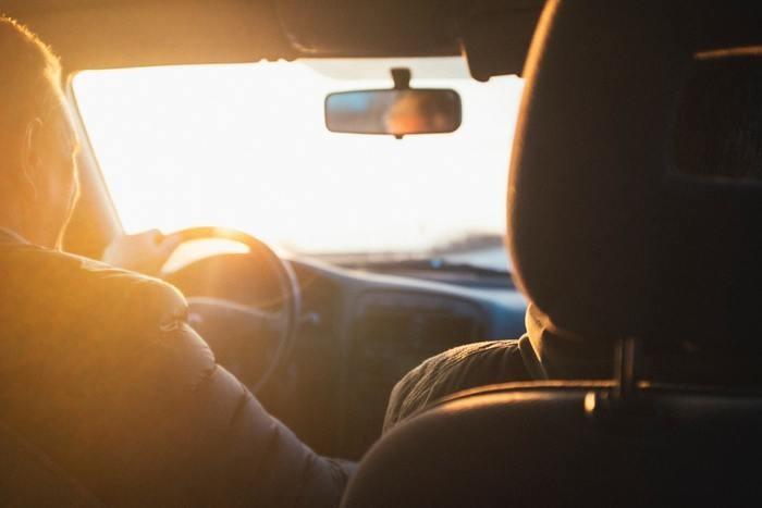 運転している彼氏が喜ぶ！疲れを癒す彼女の”助手席アシスト10選”
