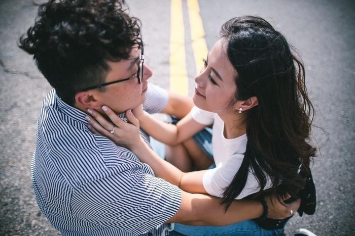 《しばらくセックスレスの場合はハグなどの小さなコミュニケーションを積み重ねる》