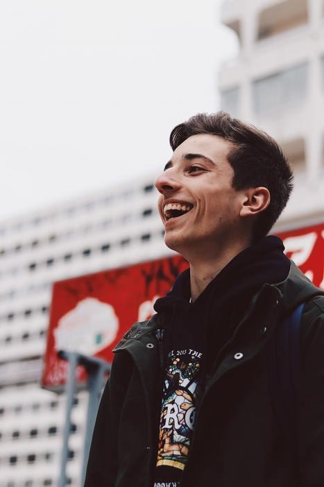 好きな人に"笑う"のはなんで？男性の３つの本音