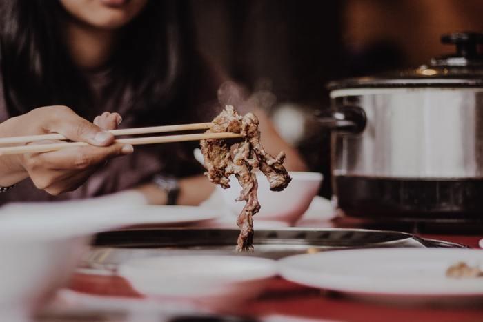 付き合う前の焼肉デートは脈あり？《男性意見》3つのお作法で好感度UP