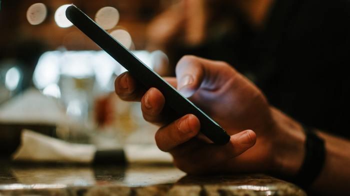 4)忙しい時は無理に電話しないでメールにする