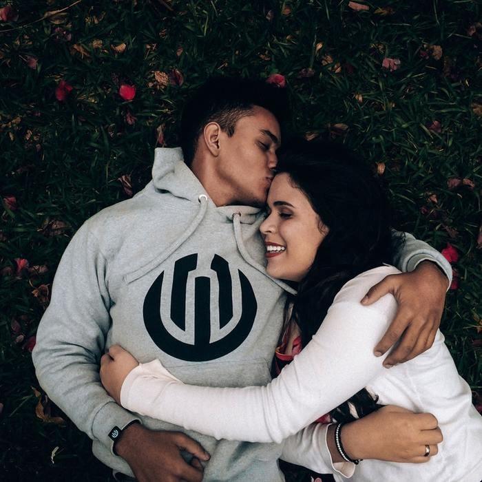 キス派？ハグ派？人気なのは、、、ハグに秘められた効果って？