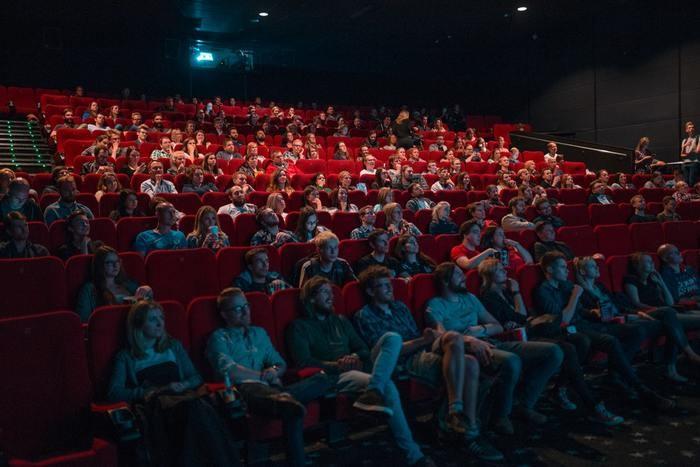 映画を観ながら