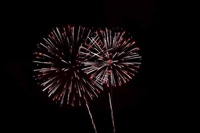 4 ) 定番のシチュエーションだけど、花火大会でキス