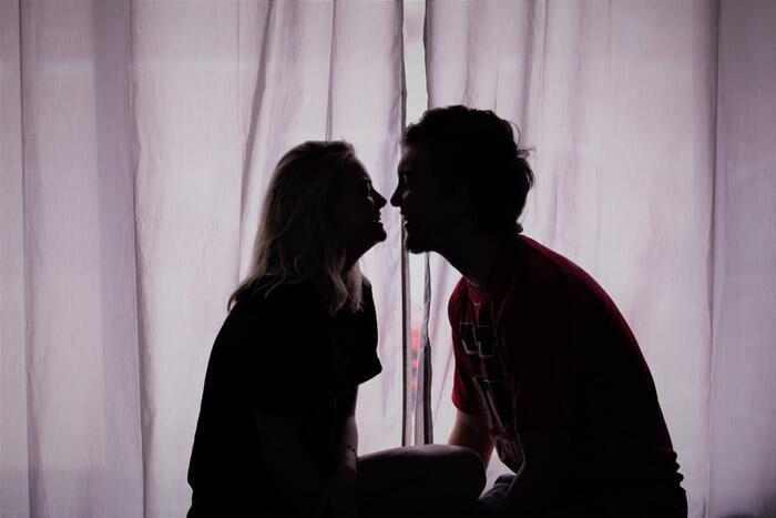 付き合う前に女性からキスをされた男性心理 