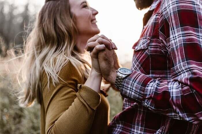 女性からデートに誘うと成功率高め！付き合ってない男性には積極的にお誘いを。