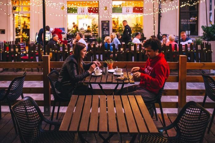 居酒屋だから話せることも！初デートで話すべき会話とは