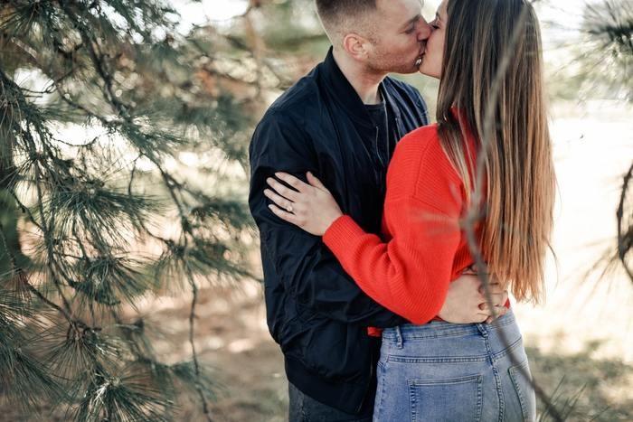 別れ際に自分から軽くほっぺにキスをする