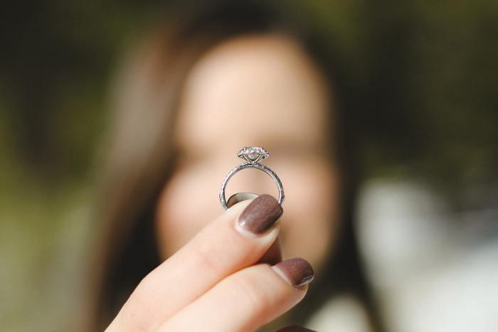 元彼を忘れられないまま結婚…これって後悔する？元彼を忘れられない理由と対処法