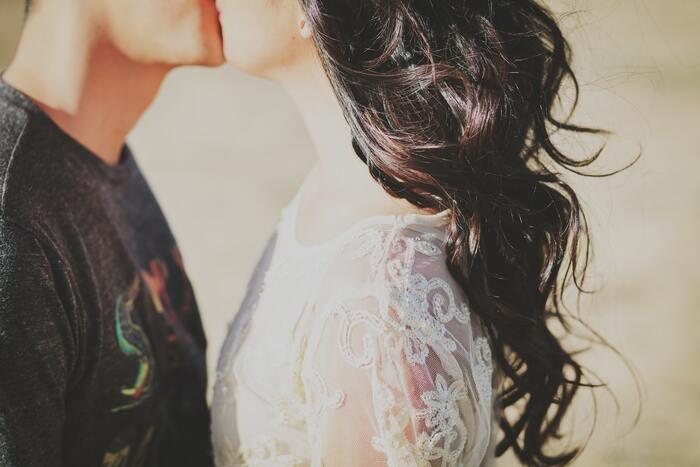付き合う前にキスする男性心理 