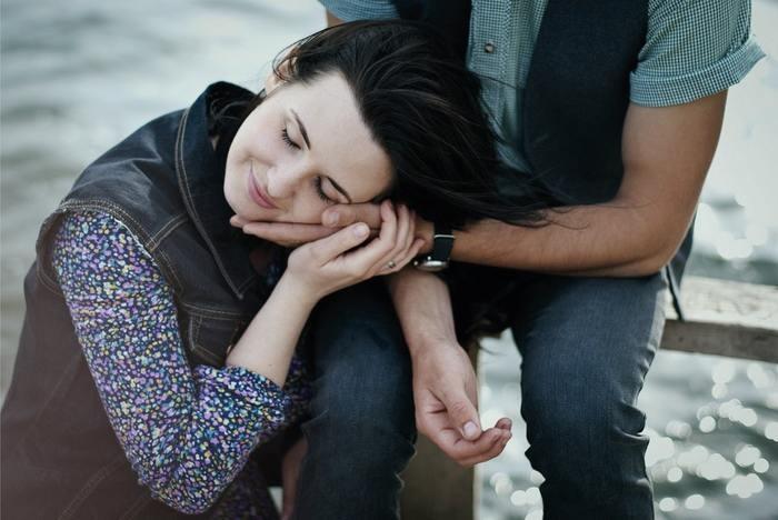 付き合う前なのに恋人つなぎってあり？恋人つなぎしてくる男性心理と女性からされた時の男性の本音は？