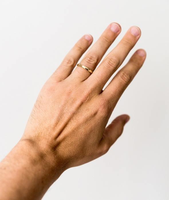 結婚線が感情線にまで下がっている手相は「後ろ向き線」
