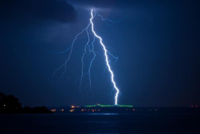 雷の光を見る夢