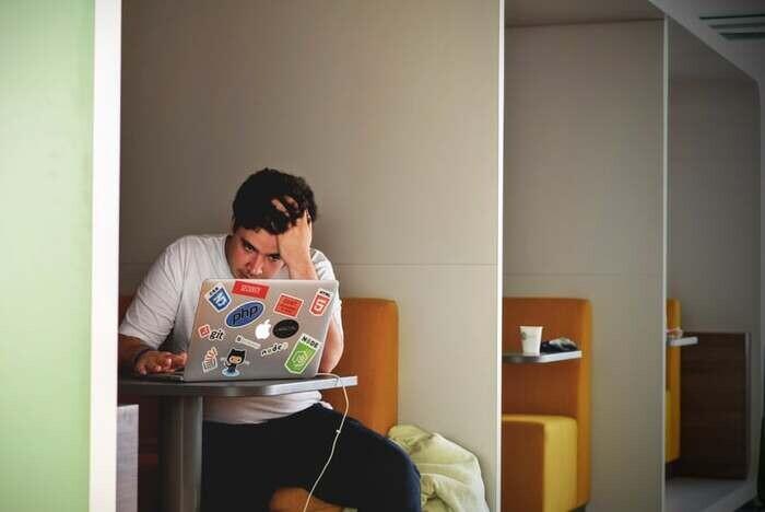 好きでも既読スルーする女性心理｜スルーしたくなるLINEとされた時の正解行動とは