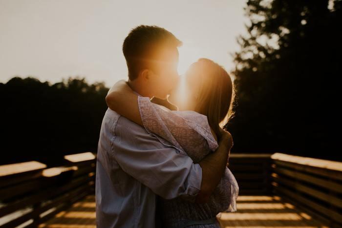 強引にキスをする