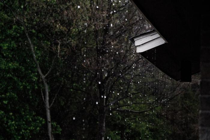《夢占い》雨漏りが夢で起きた時の意味と心理