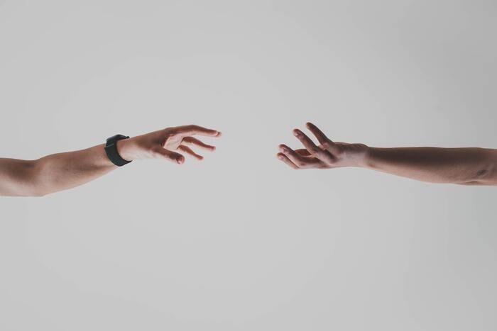 自分に好意がある男性と距離を置きたい時の接し方
