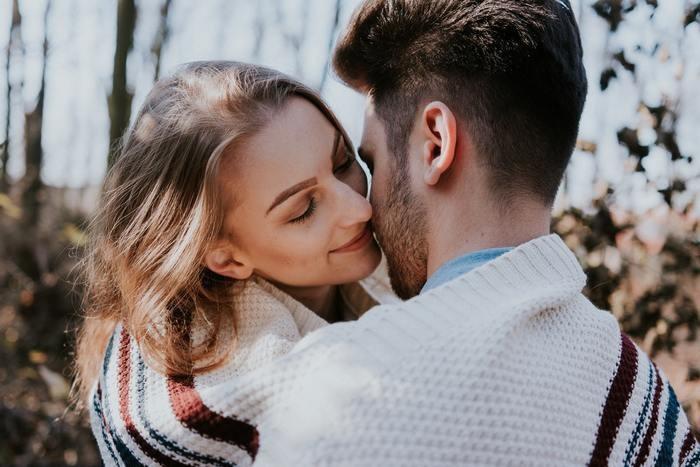 ほっぺにキスする男性心理7つ｜かわいいベストなキスの仕方を解説